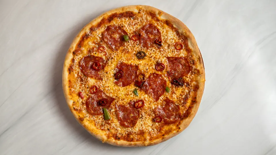 Pizza med salami och jalapeño