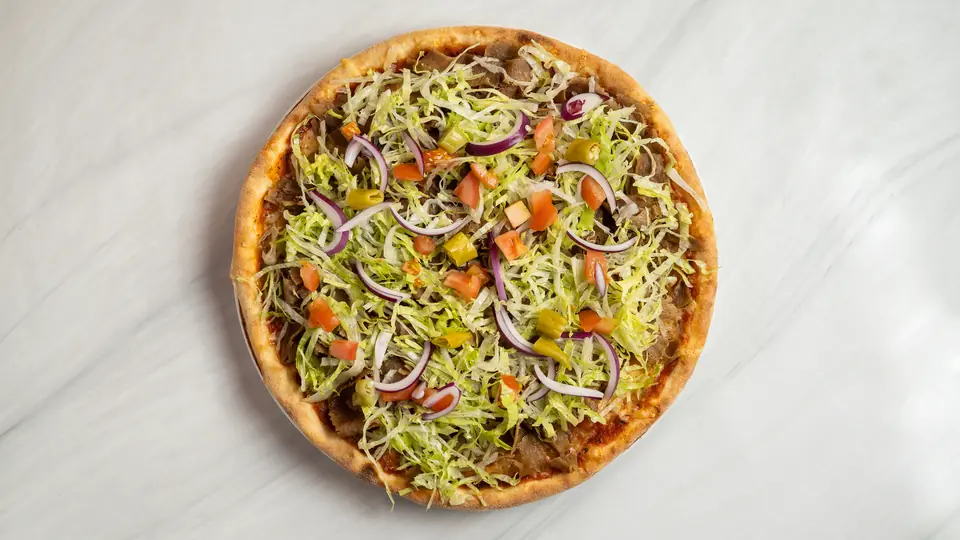 Kebabpizza special med sallad och tomat