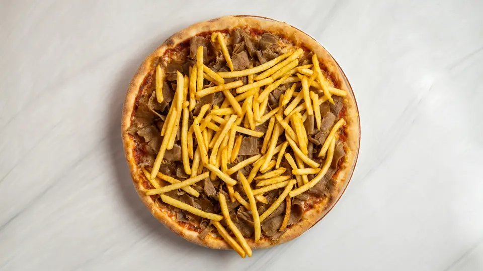 Kebabpizza toppad med pommes