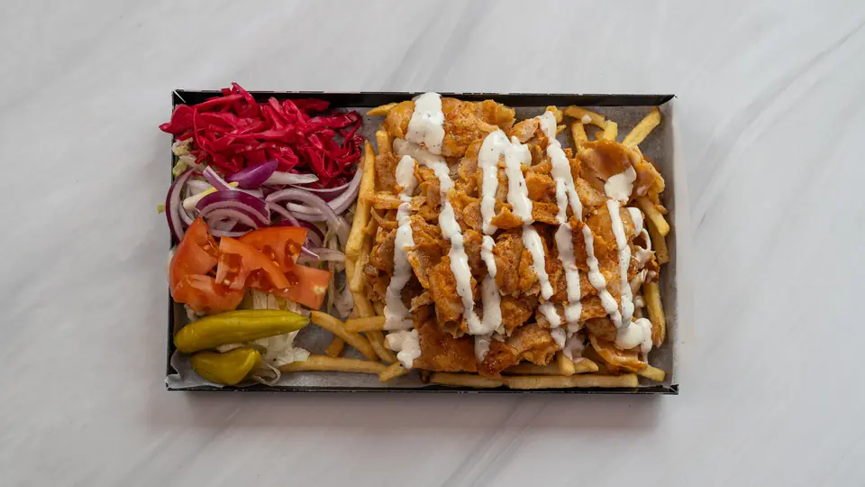 Kycklingtallrik med pommes och sallad
